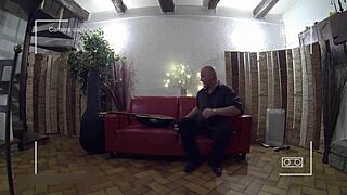 फ्रेंच क्लेयर बैरे घर पर रिलैक्स कर रही है