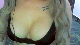 Paying pizza delivery with sex in 3D game