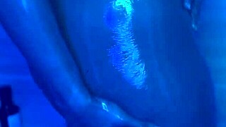 Oiling up my ass with lots of oil