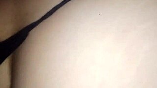 Le corro la tanga de lado y le meto los dedos a mi novia