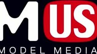 एम्मा सिरस और काइल मेसन की जर्काओके एपिसोड 4 में धमाल