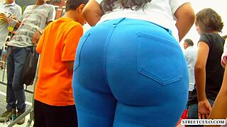 Hermosa morena walks excitingly through the streets