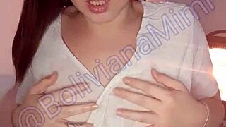 molhando os peitinhos tirando o shortinho e gozando gostoso conteudo exclusivo no bolivianamimi https com bolivianamimi