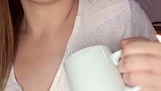 molhando os peitinhos tirando o shortinho e gozando gostoso conteudo exclusivo no bolivianamimi https com bolivianamimi