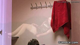 Watch this kinky stunner get a cumshot on her face and gulp all the juice