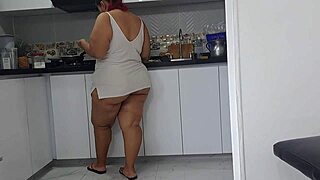 I masturbate watching my chubby latina stepmother's big ass in the kitchen