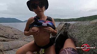 फॉर्नो बीच पर, हॉट ब्लॉन्ड लातीना नॉटी फन सेक्स के लिए स्नीक ऑफ करती है।