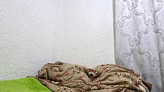 Samantha mira un hentai por primera vez