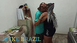 fanny prado oficial1 veja o que essa gata aprontou o patrão vai trabalhar e deixa a empregada para fazer almoço para o azulejista só e ela não resistiu e deu pra ele bem gostoso enquanto o patrão estava no trabalho