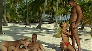 अकेली लड़कियाँ जंगली सेक्स में भीग जाती हैं