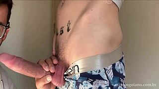 मार्कोस गोइआनो माइक अल्मेडा की बड़ी लंड के लिए झुकता है, गहरी चूसाई और डॉगीस्टाइल बेयरबैक 😈