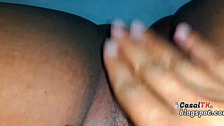 não aguentei e gozei na bunda grande dela 😈