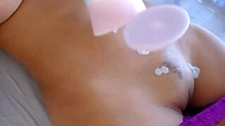 यह सेक्सी एशियाई लड़की अपना शरीर इतनी धीरे से लोशन क्यों लगा रही है?