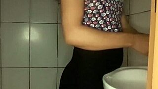 Just PEGANDO the maid in the bathroom real quick