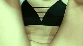 Colegiala Mexicana Follada en la Cama en su Pequeño Coñito con Uniforme Puesto por Profesor para Subir Notas Mientras Le Abren Rico Coño y Estiran Piernas