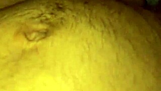 यह शेमेल कमर तक हिलाते हुए जोर से निकालती है, और मैं हर झटके को महसूस करता हूं, इतना रॉ और इंटेंस