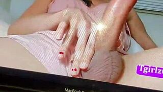 यह शेमेल कमर तक हिलाते हुए जोर से निकालती है, और मैं हर झटके को महसूस करता हूं, इतना रॉ और इंटेंस