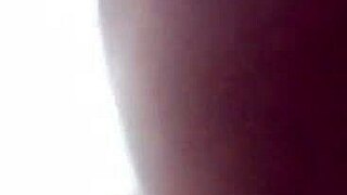 me masturbo con la tanga usada de mi hijastra mientras la espio y no se da cuenta