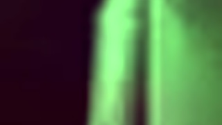 me masturbo con la tanga usada de mi hijastra mientras la espio y no se da cuenta