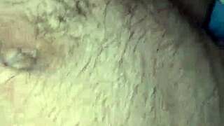 यह शेमेल कमर तक हिलाते हुए जोर से निकालती है, और मैं हर झटके को महसूस करता हूं, इतना रॉ और इंटेंस