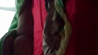 me masturbo con la tanga usada de mi hijastra mientras la espio y no se da cuenta