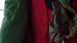 me masturbo con la tanga usada de mi hijastra mientras la espio y no se da cuenta