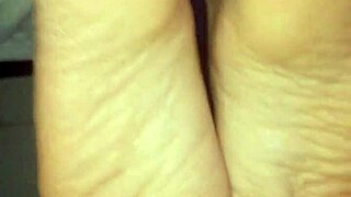 i cumm on her feets with a footjob, it's so goood