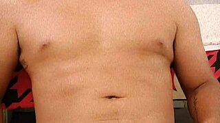 Masturbacion de joven de una polla llena de leche