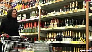 Mulher enfia plug no cu dentro do supermercado