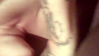 La estrecha cama del apartamento era el lugar perfecto para que el joven y su hijastrastra disfrutaran de su amor prohibido