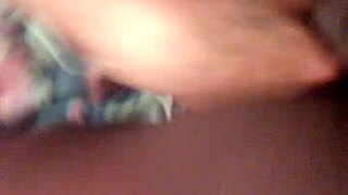 La estrecha cama del apartamento era el lugar perfecto para que el joven y su hijastrastra disfrutaran de su amor prohibido