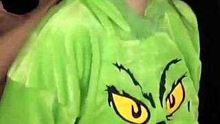 Chubby latina shares christmas ass pics on xvideos 😊