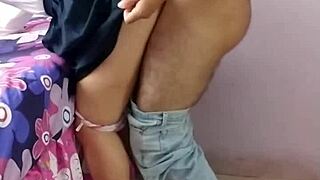 encontré a una linda de bachillerato y la convencí de coger por dinero, al principio era tímida pero después gime como toda una puta vídeo casero