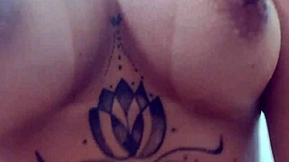 ela deu o cuzinho gostoso na sala antes do marido chegar