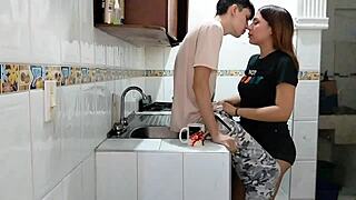 MADRASTRA, QUE HACES AQUI HACIENDO CAFE? SI QUIERES, SIENTATE Y TE CHUPO TU RICA VERGA HIJASTRO MIENTRAS ESTA EL CAFE! MADRASTRA CACHONDA LE ENCANTA FOLLAR CON SU HIJASTRO!