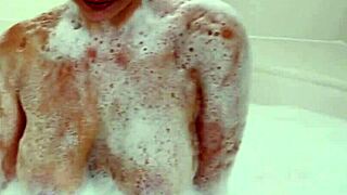 Nadia white masturbates big tits in bath 😍