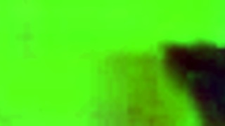 मामन आउटडोर्स में जर्किंग ऑफ कर रही है