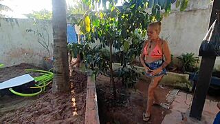 pornstars fada mel and paty bumbum build a pool with el toro de oro in this reality show.