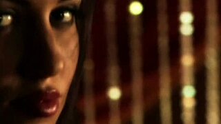 बॉलीवुड ब्यूटी अपना स्टनिंग बॉडी शो करती है, जानती हो