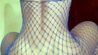 loira gostosa de mini saia sem calcinha dançando funk