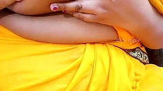 Sexy Bhabhi In Saree Seduces