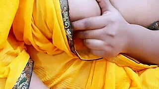 Sexy Bhabhi In Saree Seduces