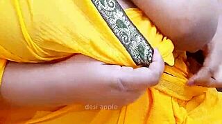 Sexy Bhabhi In Saree Seduces