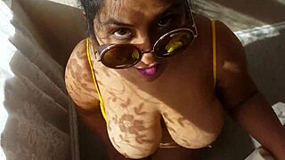 उसकी वंडरफुल ब्रिटिश गैंड हॉट कम लोड लेती है।