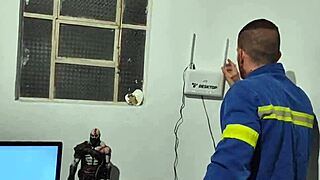 Chamei O Eletricista Para Me Ajudar Com A Tv E Paguei Com Sexo