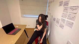 Mi estudiante de la facultad de medicina me engaña y terminamos desnudas en mi oficina