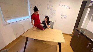 Mi estudiante de la facultad de medicina me engaña y terminamos desnudas en mi oficina