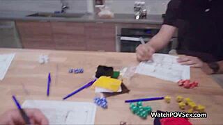 गर्लफ्रेंड गेम नाइट के केओस में मुझे चूसती है।