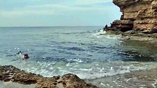 buceadoras nos miran follar en la playa