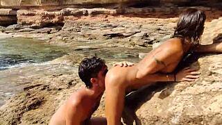 buceadoras nos miran follar en la playa